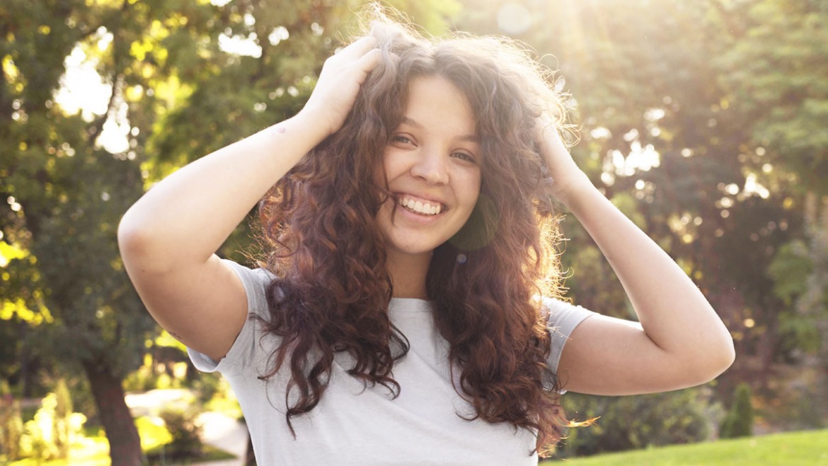 Consejos para cuidar el pelo rizado seco y encrespado